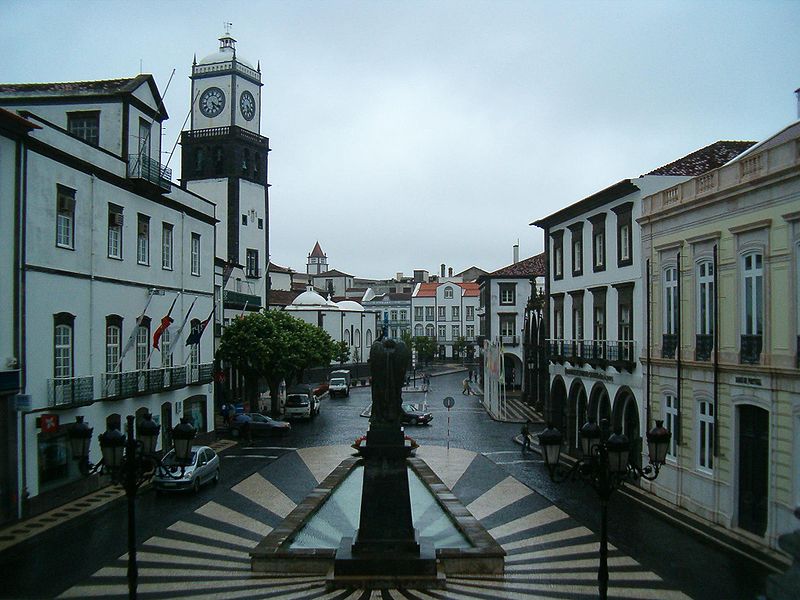 https://commons.wikimedia.org/wiki/File:Ponta_Delgada_pa%C3%A7os.jpg