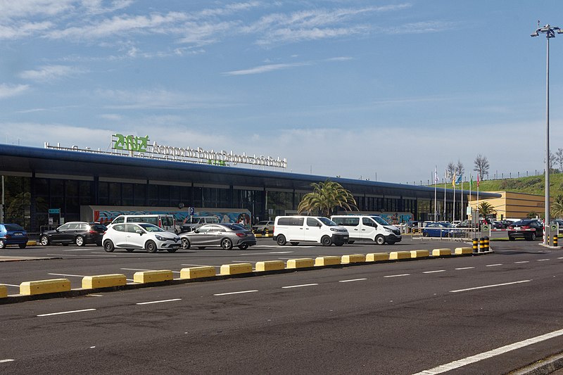 https://commons.wikimedia.org/wiki/File:Aeroporto_Ponta_Delgada_1.jpg